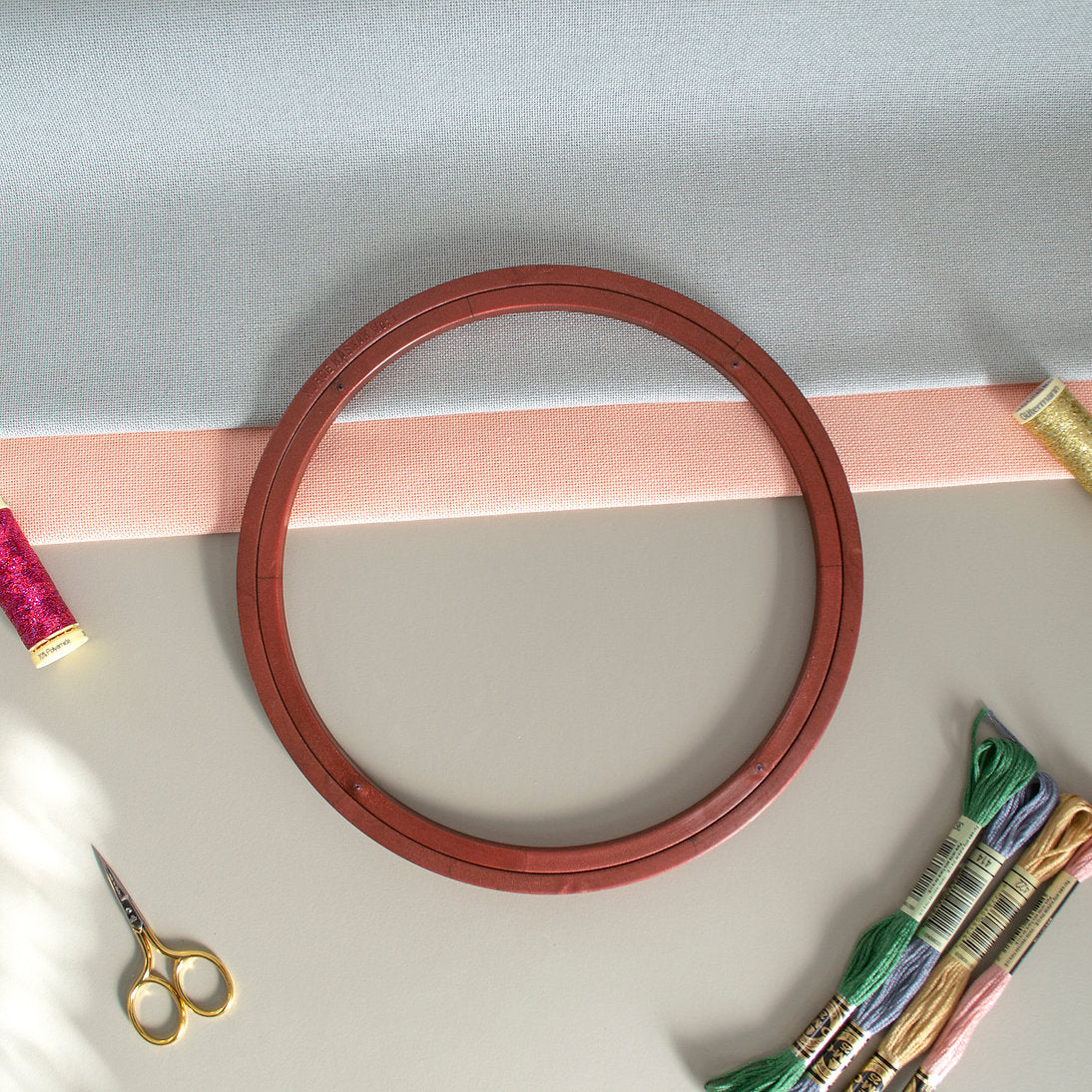 Nurge Screwless Plastic Hoop: Lightness and Firmness for Your Embroidery Projects