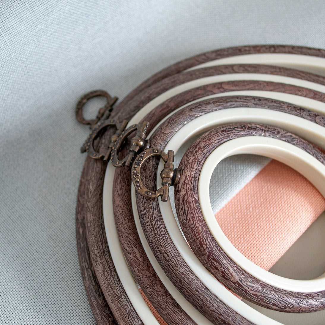 Nurge Oval Flexi Hoop Frame (Brown): Elegant Support and Display for Your Embroidery