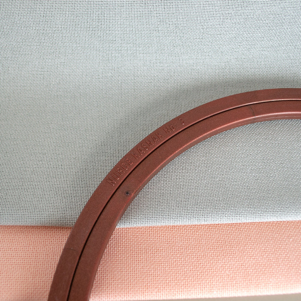 Nurge Screwless Plastic Hoop: Lightness and Firmness for Your Embroidery Projects