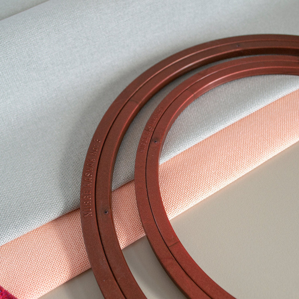 Nurge Screwless Plastic Hoop: Lightness and Firmness for Your Embroidery Projects