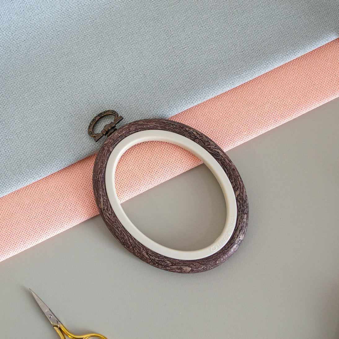 Nurge Oval Flexi Hoop Frame (Brown): Elegant Support and Display for Your Embroidery