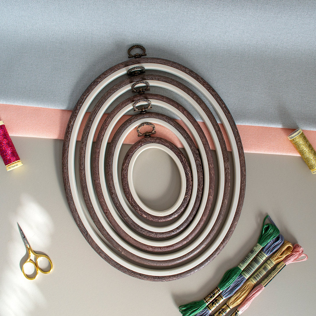 Nurge Oval Flexi Hoop Frame (Brown): Elegant Support and Display for Your Embroidery