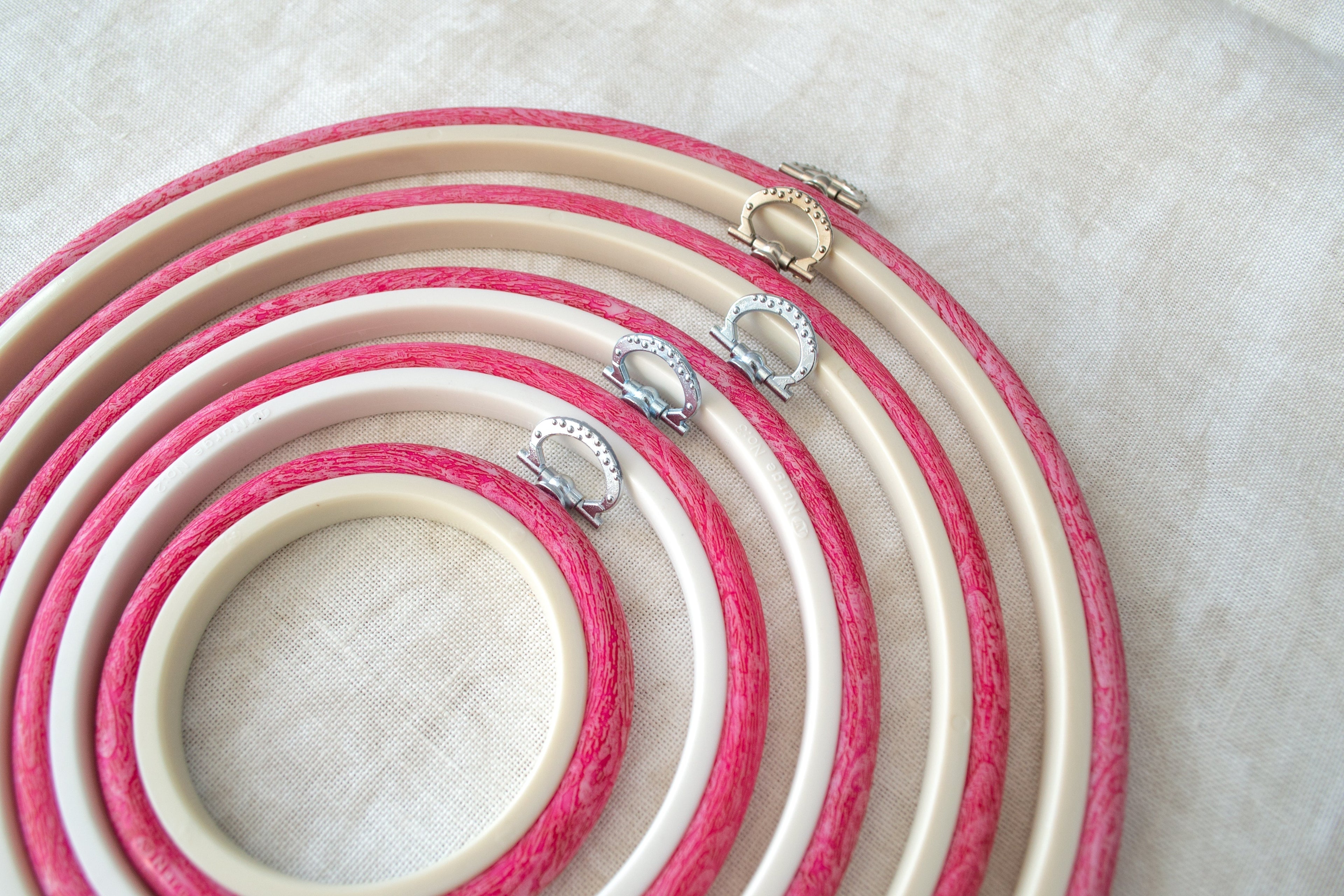 Nurge Pink Hoop-Frame: A Delicate Touch for Your Embroidery and Décor