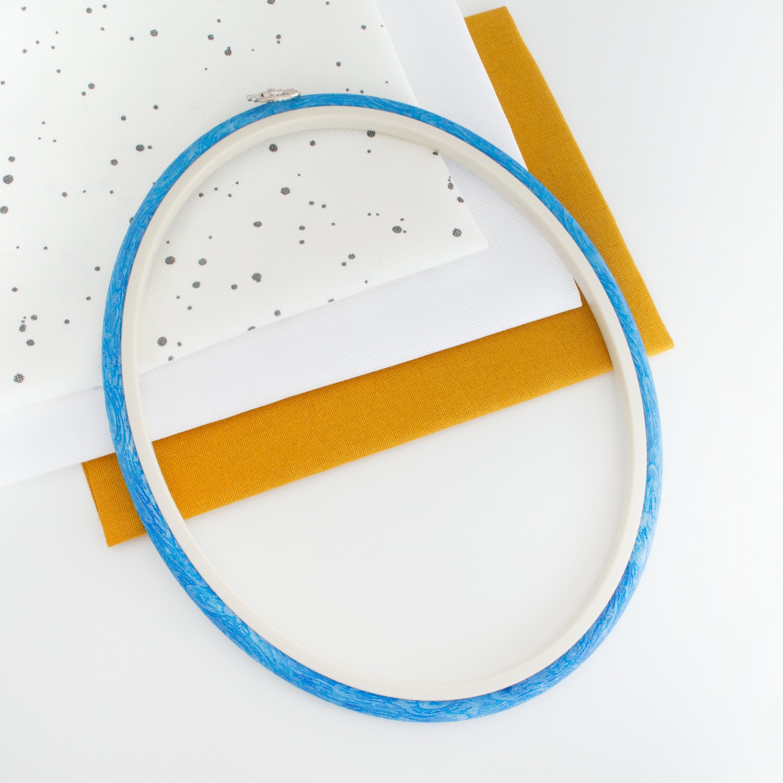 Nurge Oval Flexi Hoop Frame (Blue): Enchanting Display for Your Embroidery Projects