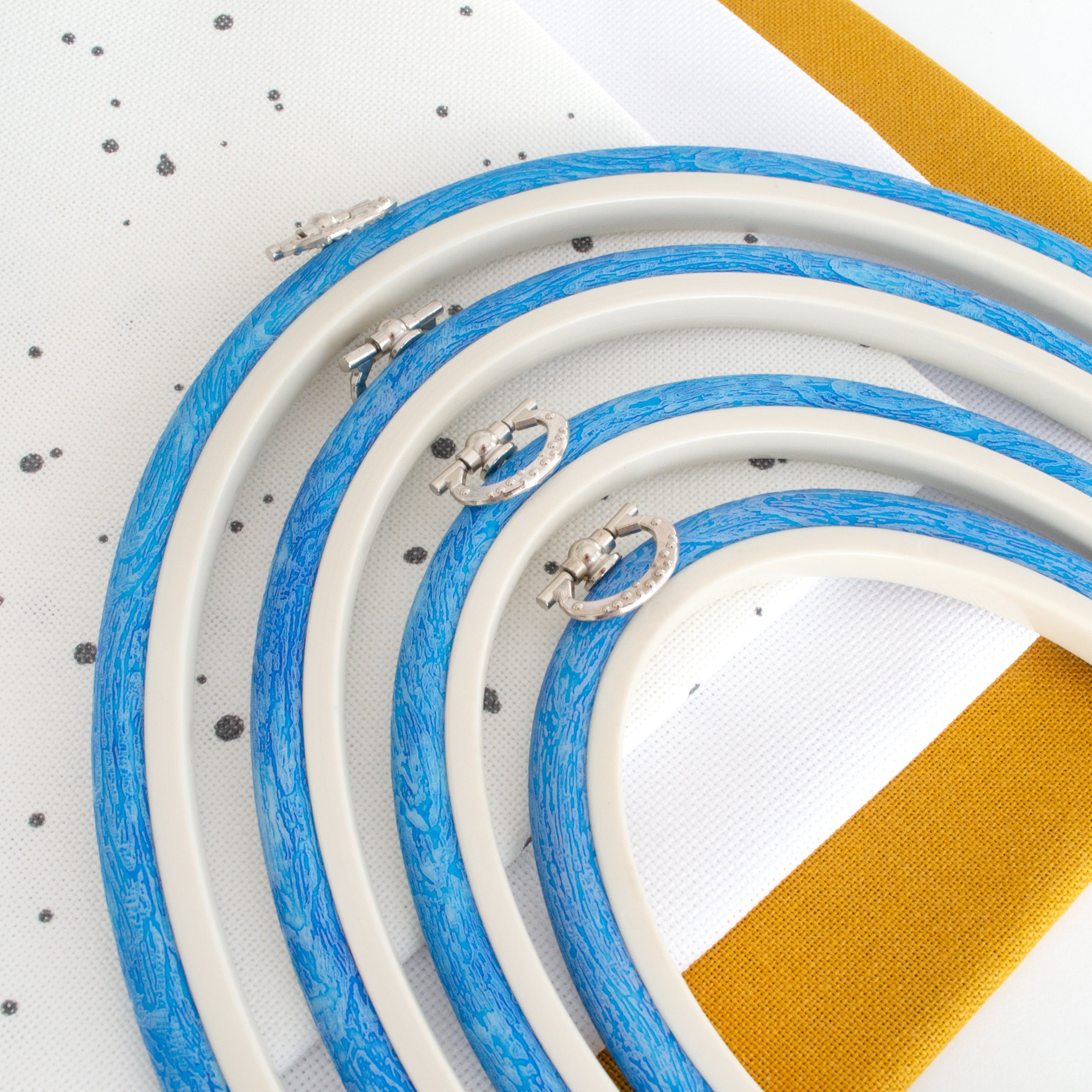 Nurge Oval Flexi Hoop Frame (Blue): Enchanting Display for Your Embroidery Projects