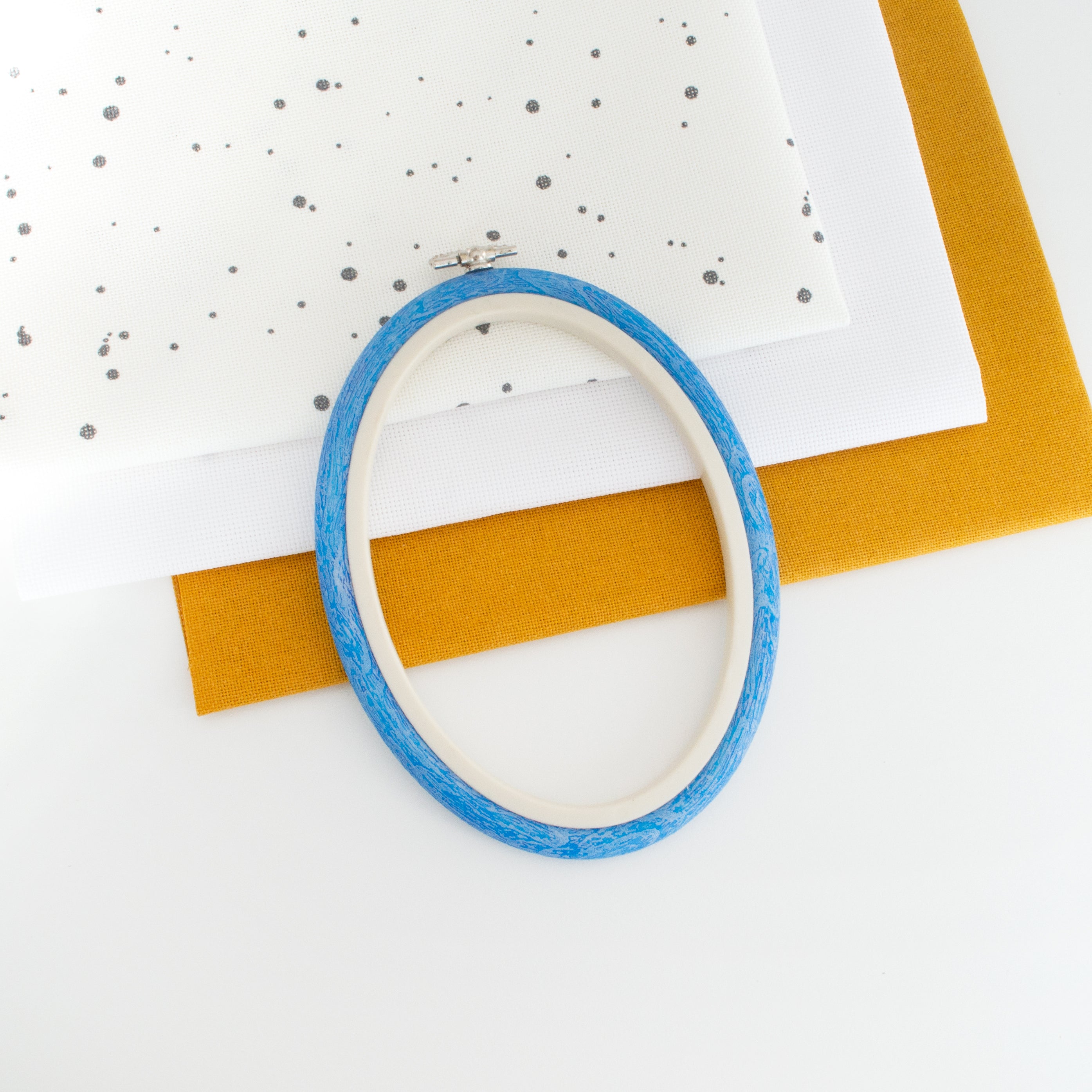 Nurge Oval Flexi Hoop Frame (Blue): Enchanting Display for Your Embroidery Projects