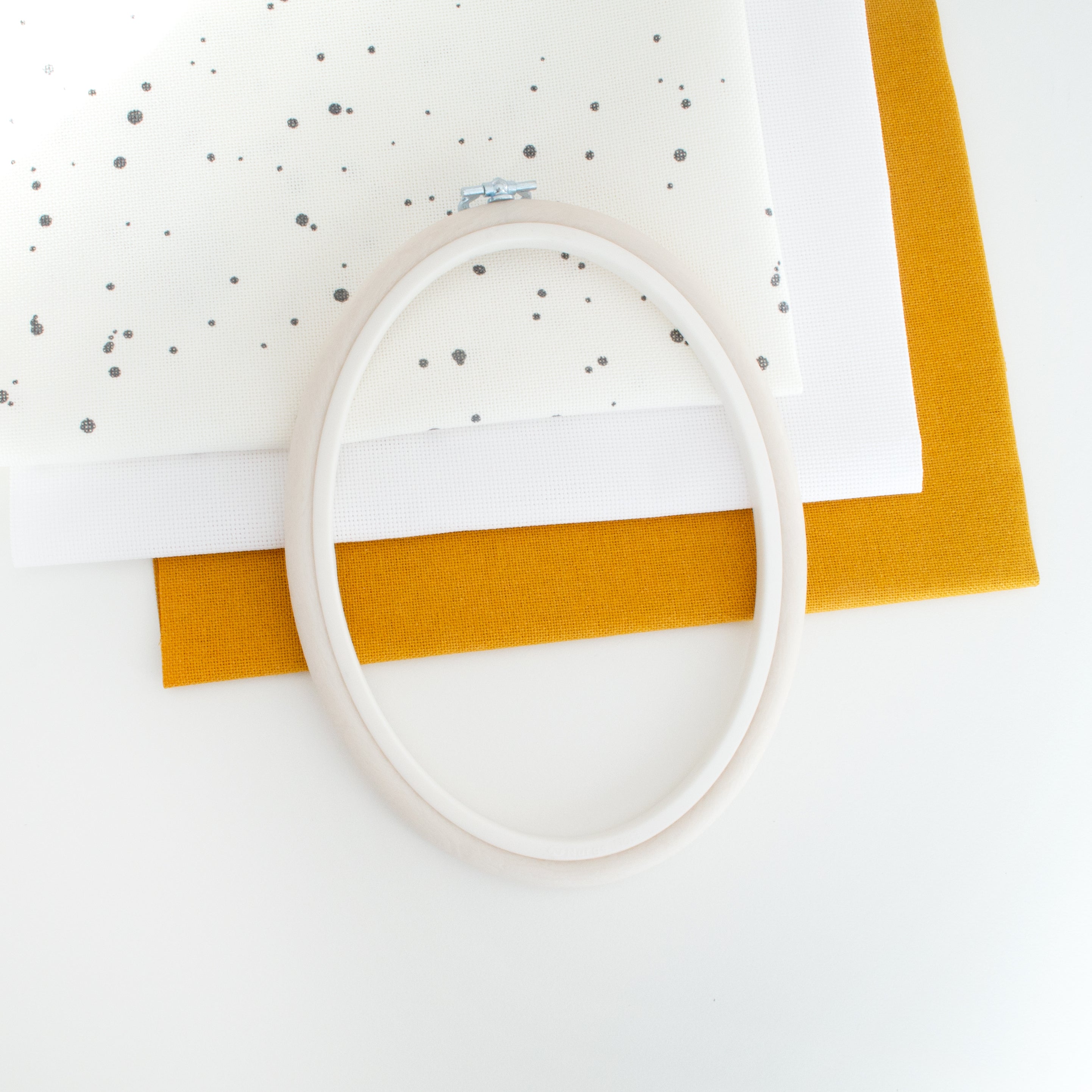 Nurge Oval Flexi Hoop Frame (White): Elegance and Functionality for Your Embroidery Projects