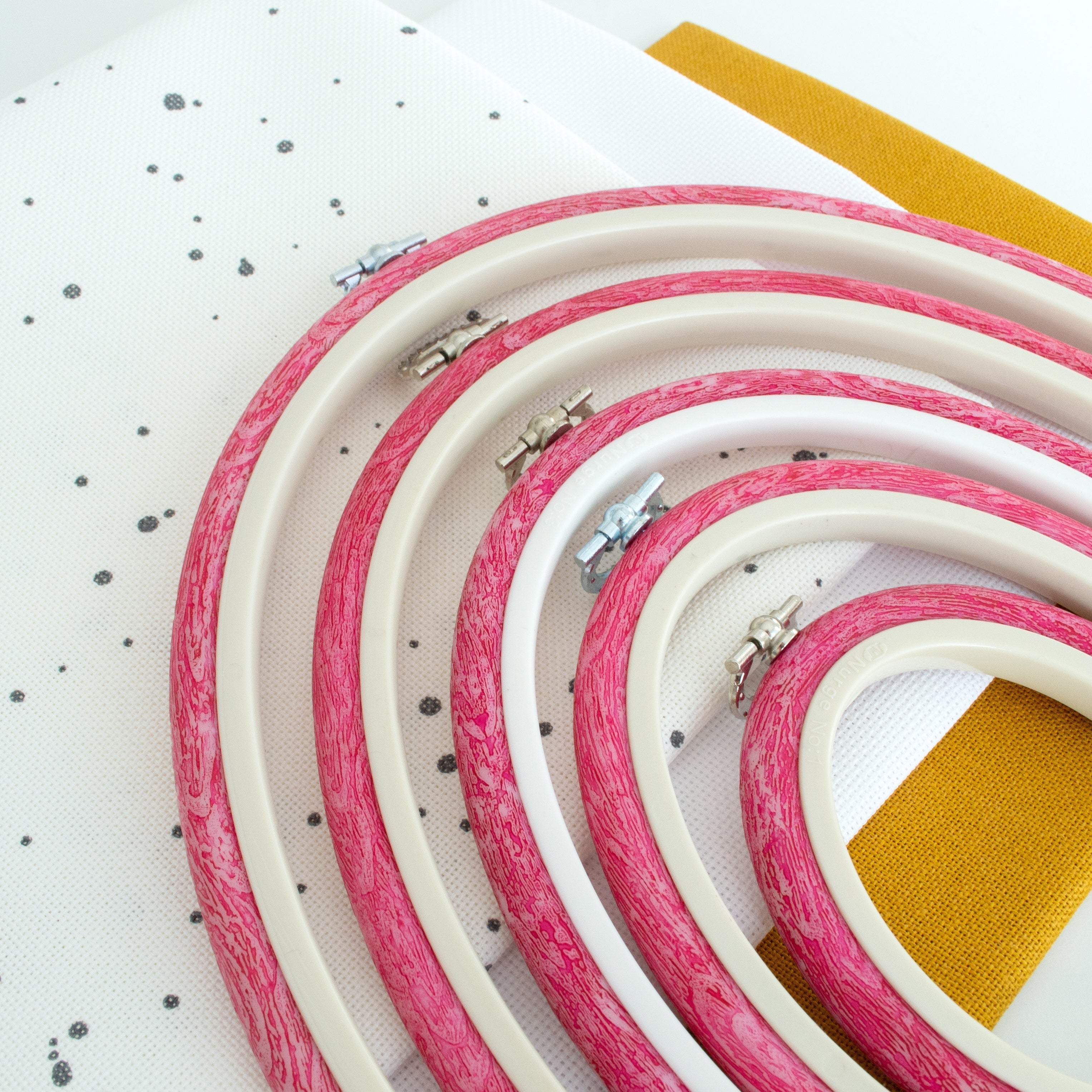 Nurge Oval Flexi Hoop Frame (Pink): Charm and Functionality for Your Needlework