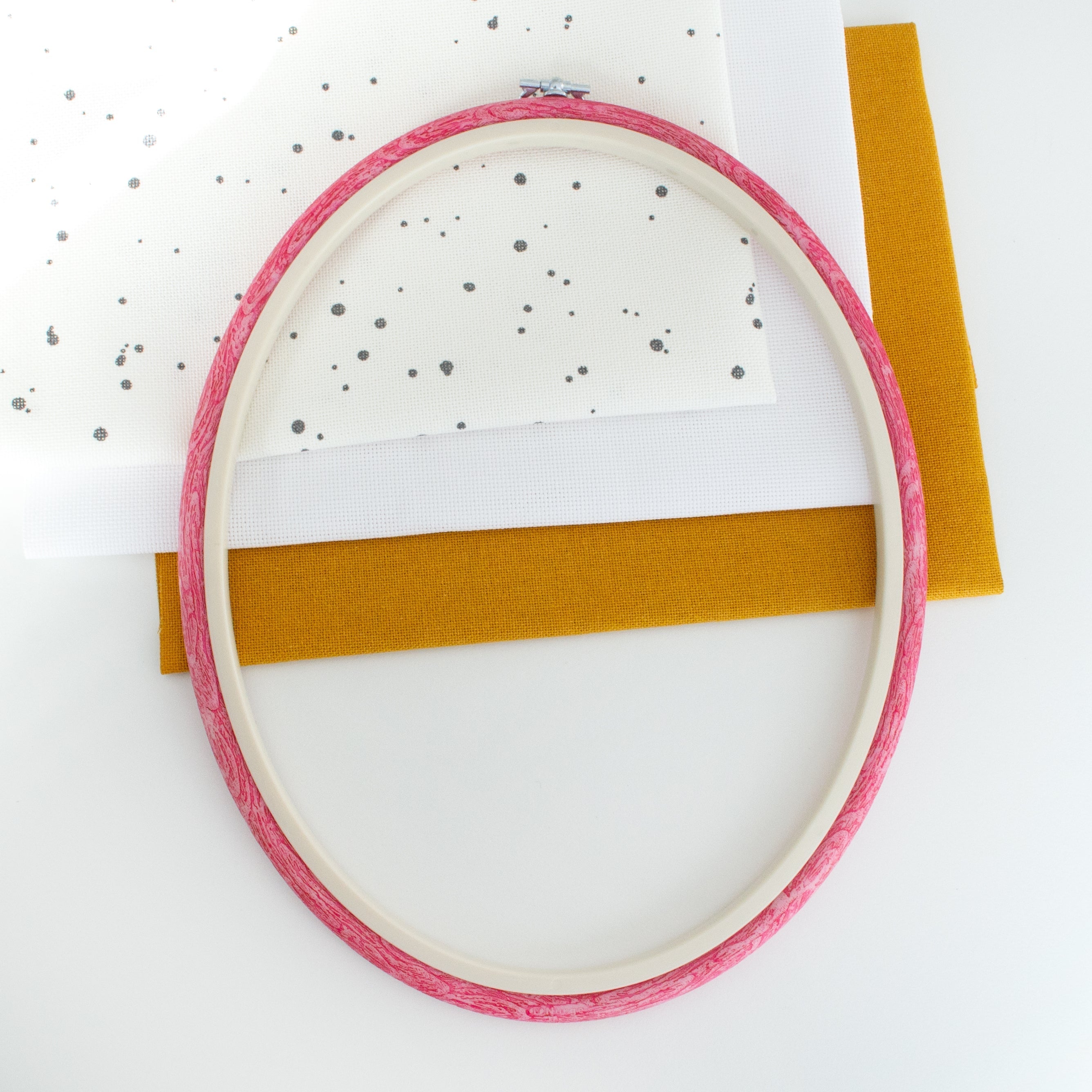 Nurge Oval Flexi Hoop Frame (Pink): Charm and Functionality for Your Needlework