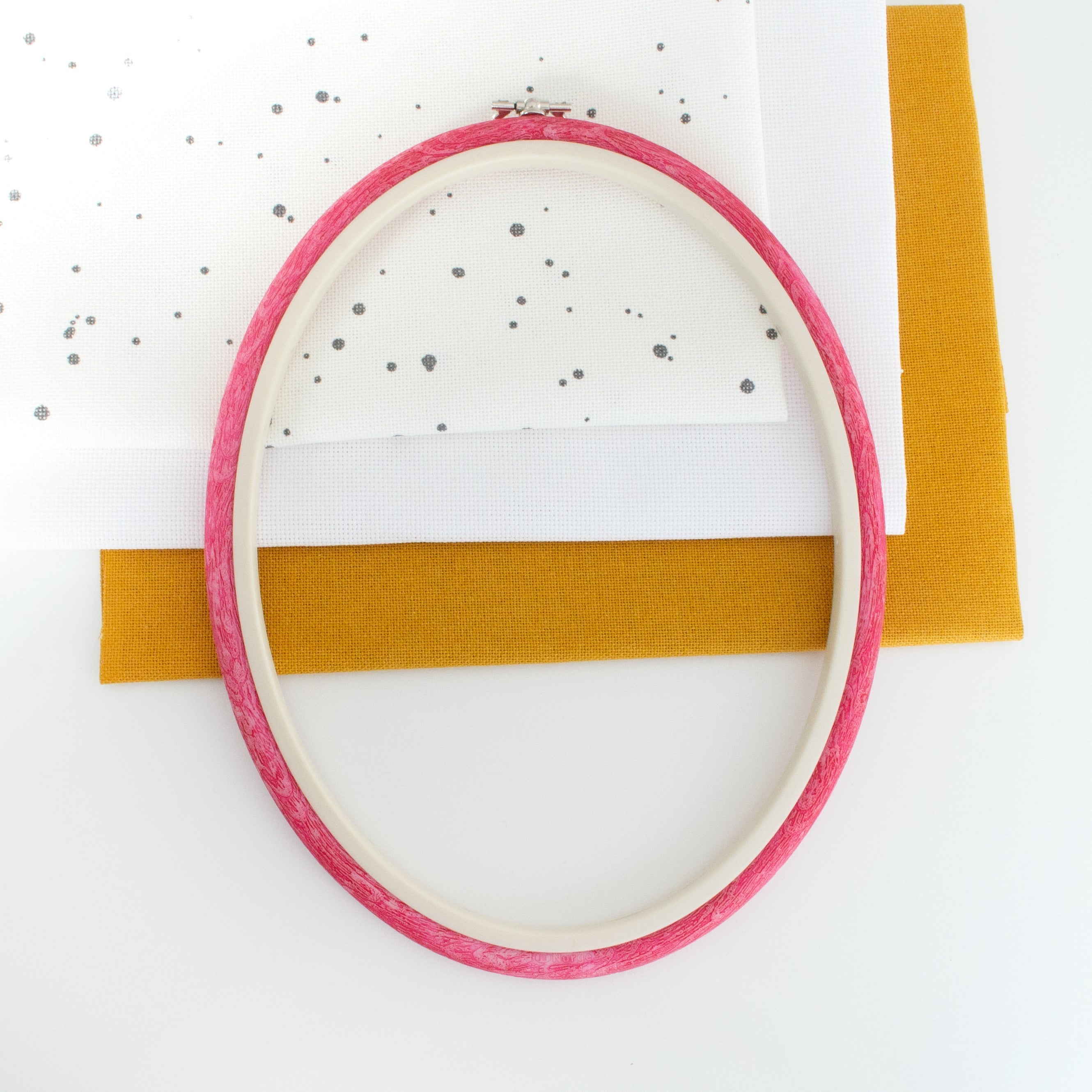 Nurge Oval Flexi Hoop Frame (Pink): Charm and Functionality for Your Needlework