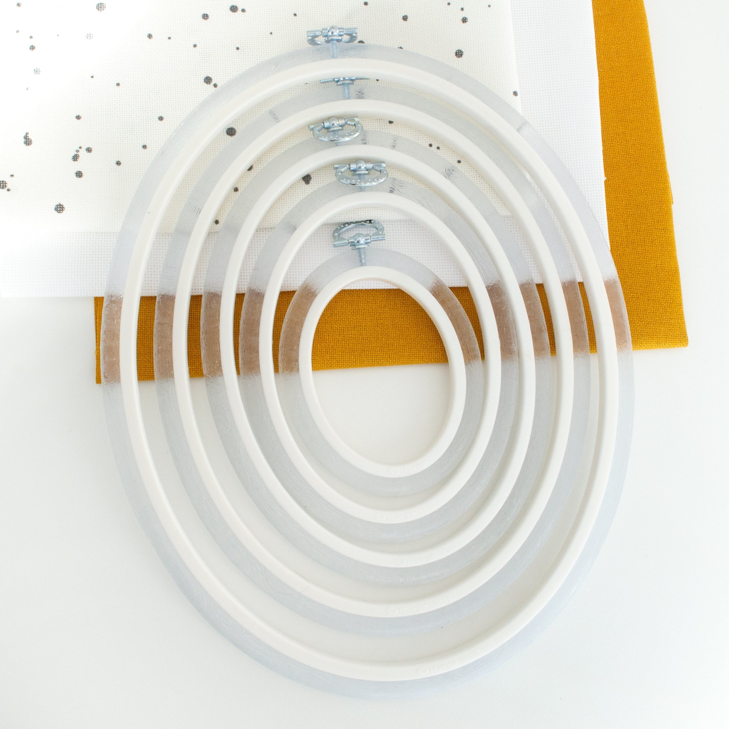 Nurge Oval Flexi Hoop Frame (Clear): Showcase Your Embroidery with Modern Elegance
