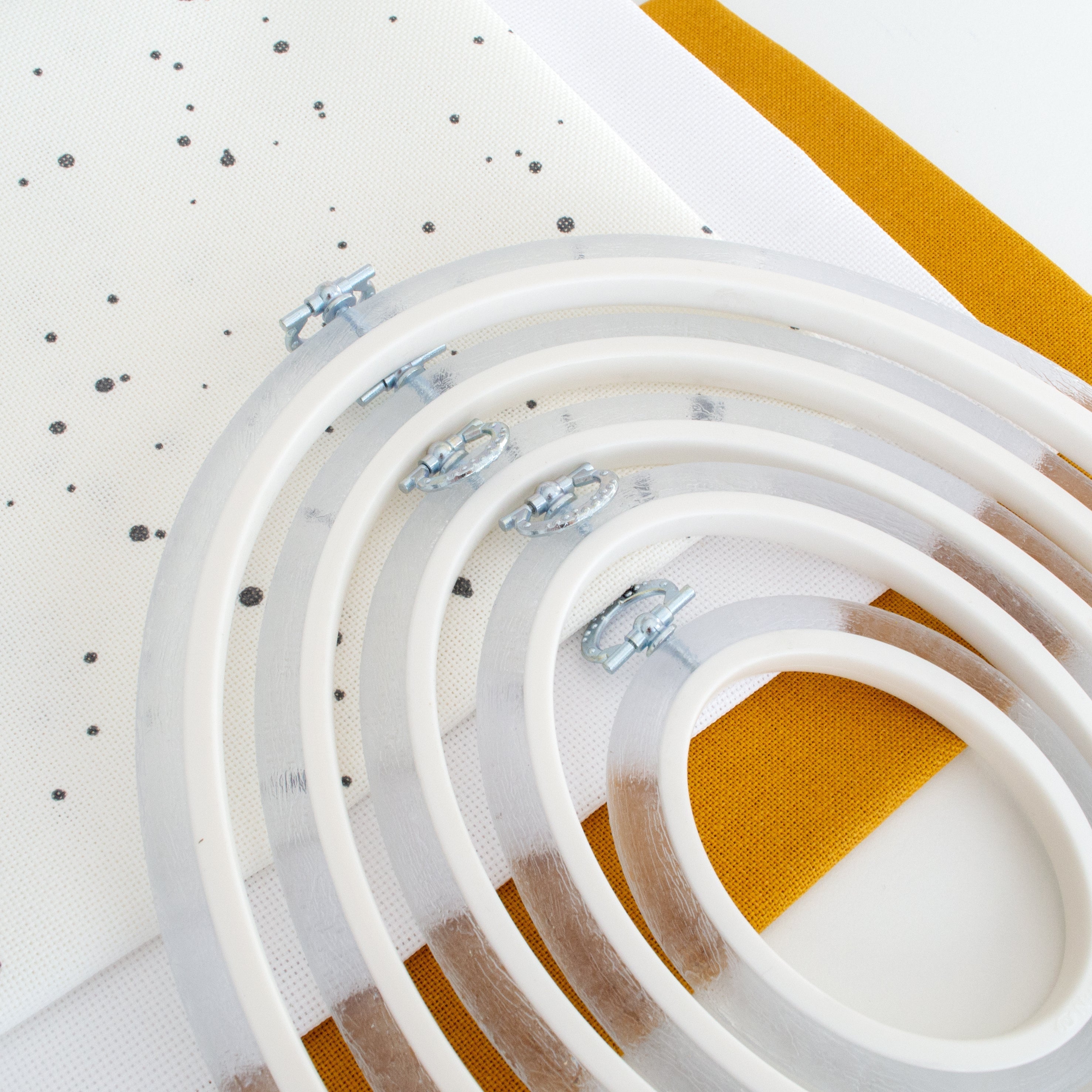 Nurge Oval Flexi Hoop Frame (Clear): Showcase Your Embroidery with Modern Elegance