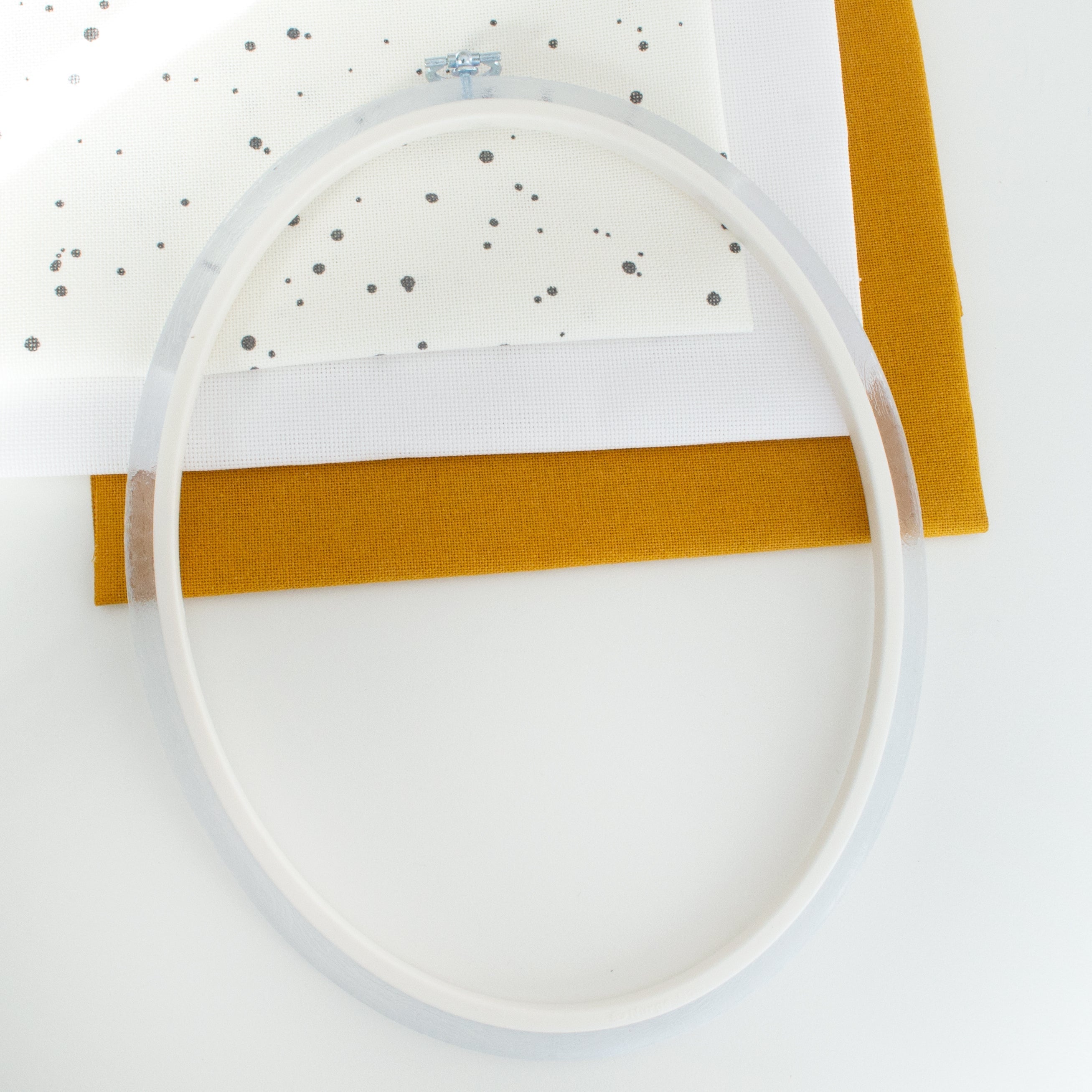 Nurge Oval Flexi Hoop Frame (Clear): Showcase Your Embroidery with Modern Elegance