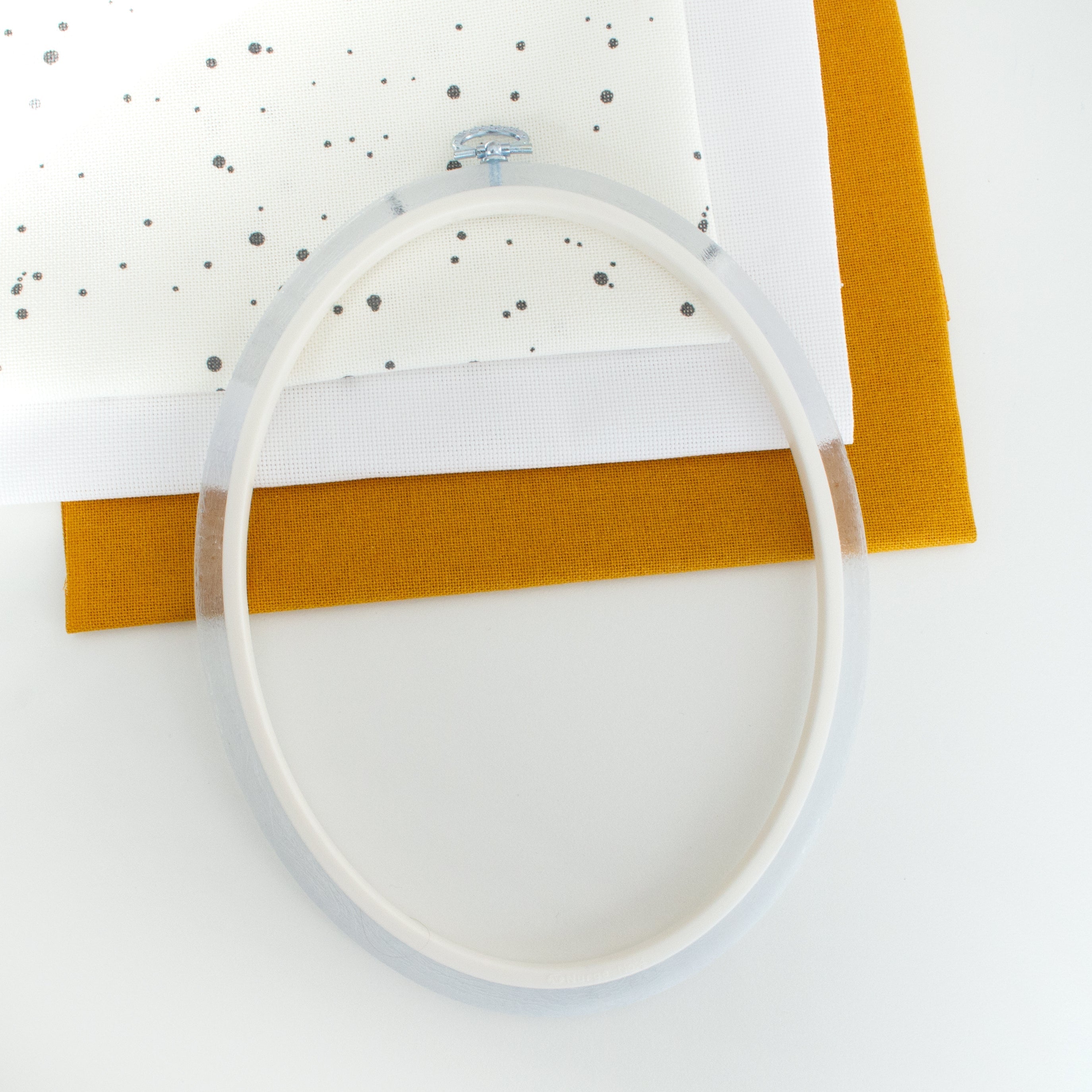 Nurge Oval Flexi Hoop Frame (Clear): Showcase Your Embroidery with Modern Elegance