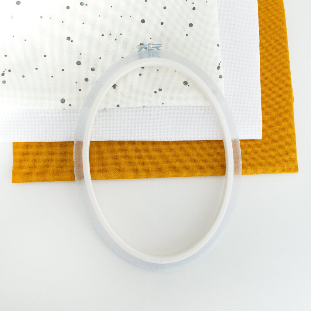 Nurge Oval Flexi Hoop Frame (Clear): Showcase Your Embroidery with Modern Elegance
