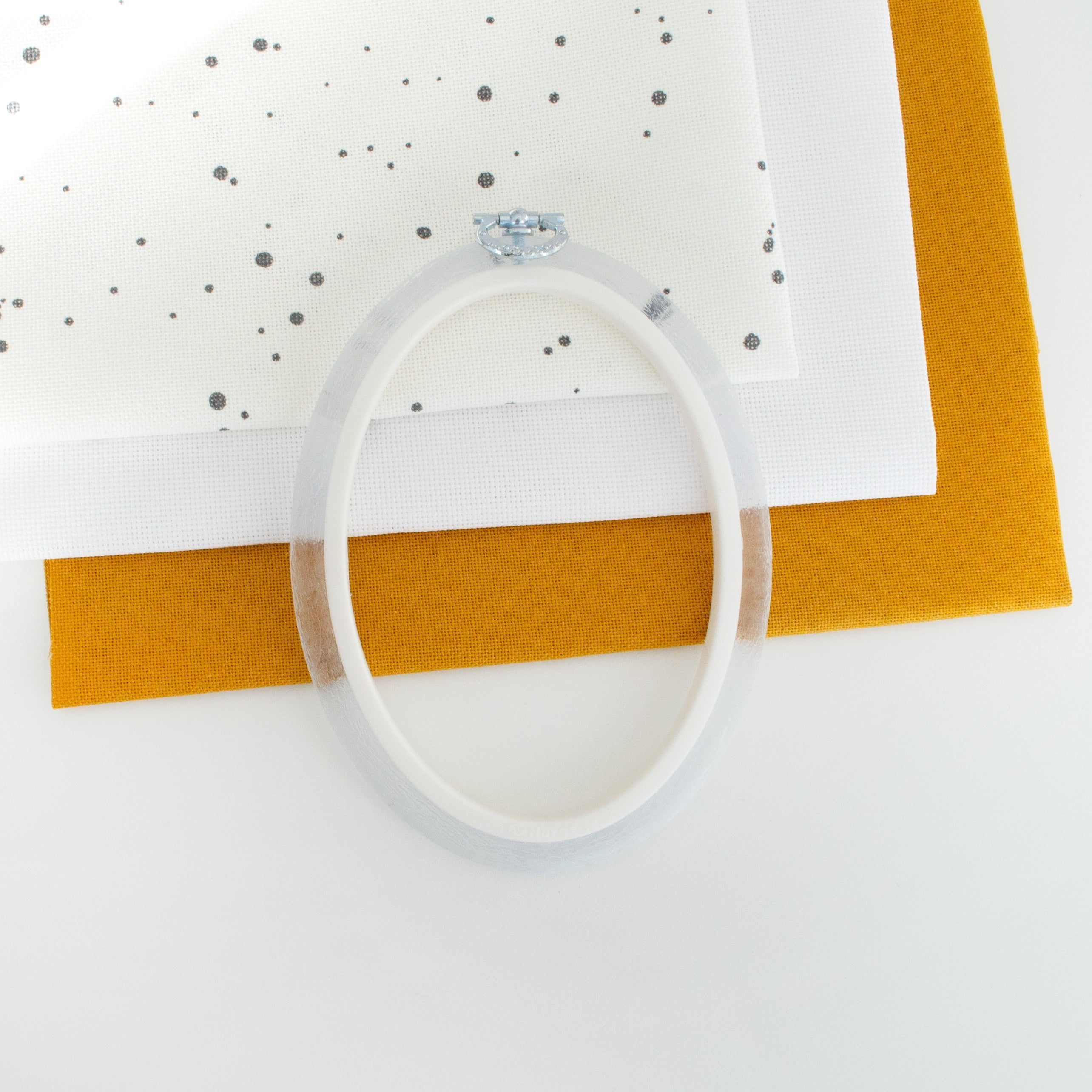 Nurge Oval Flexi Hoop Frame (Clear): Showcase Your Embroidery with Modern Elegance