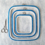 Cadre à broder carré flexible Nurge bleu vif : Sublimez vos créations de broderie
